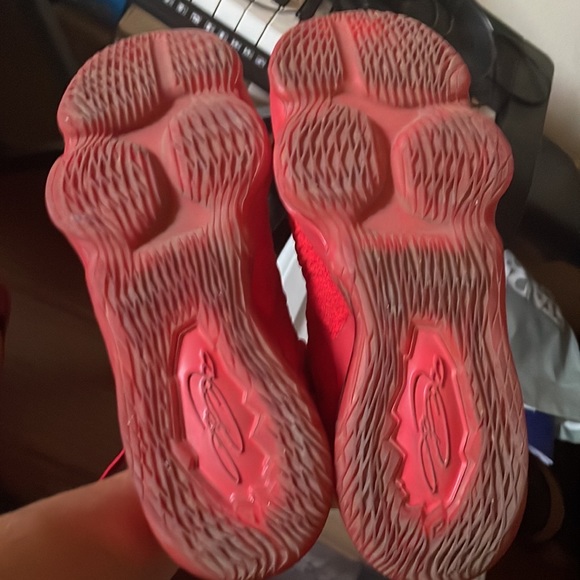 Lebron 17 Red Carpet, size 9 Nike, comes with original box - Picture 3 of 5